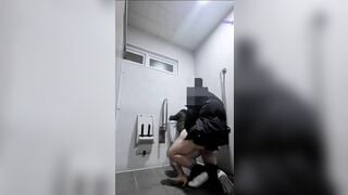 Em gái say rượu ngủ trong nhà vệ sinh bị người lạ địt cho tê lồn