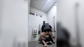 Em gái say rượu ngủ trong nhà vệ sinh bị người lạ địt cho tê lồn