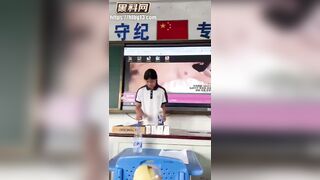 Thầy giáo mở nhầm file phim sex trong giờ học ở Trung Quốc