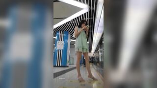 quay lén dưới váy em gái xinh tươi