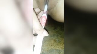 Mẫn Nhi hàng non siêu ngon với bàn chải đánh răng