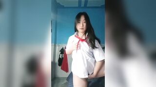 Em gái *** vừa đi học về là tập tành show lồn
