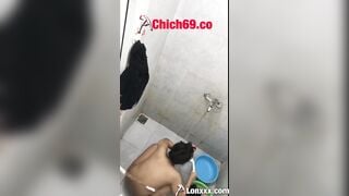 Quay lén em sinh viên hàng xóm vú to lồn múp vừa tắm vừa thủ dâm kích thích