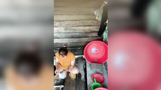 Thằng cháu dưới quê quay lén bà dì nó tới nỗi biết luôn chu kì của dì nó
