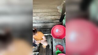 Thằng cháu dưới quê quay lén bà dì nó tới nỗi biết luôn chu kì của dì nó