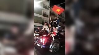 Việt Nam vô địch đi bão thôi