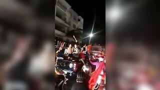 Việt Nam vô địch đi bão thôi