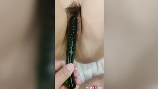 Dùng gậy tự sướng chọc ngoáy lồn em iu