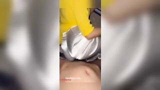 Cô giáo đến mách phụ huynh rằng con bị điểm kém, bị bố hs xe quần địt