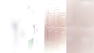 Bé học sinh kar10 đi học về liền quay video đái và tắm cho ny xe
