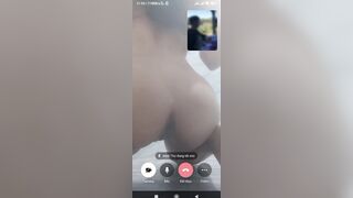 Bé này cũng *** body ngon quá ae lại còn chơi dầu gió nữa