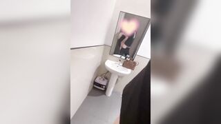 bé học sinh kính cận bị người yêu chịch trong nhà vệ sinh