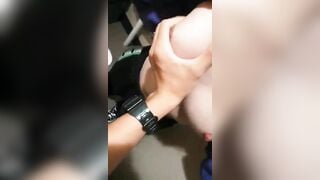 gạ bé học sinh cho xem vú ai ngờ bé cúi xuống bú cu cho anh luôn