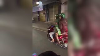 Grab sờ mông khách khi đang đi xe trên đường bị quay lén