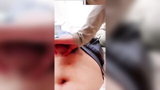 Sang phòng vờ vú cho nó cầm cặc sục liếm cái lồn non nhiều nước
