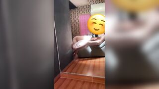 Ngọc Quyên 2k7 miệt mài dọn vệ sinh