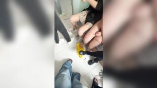 E học sinh bị đám súc vật học cùng lớp bắt nạt lột sạch quần áo làm nhục tập thể
