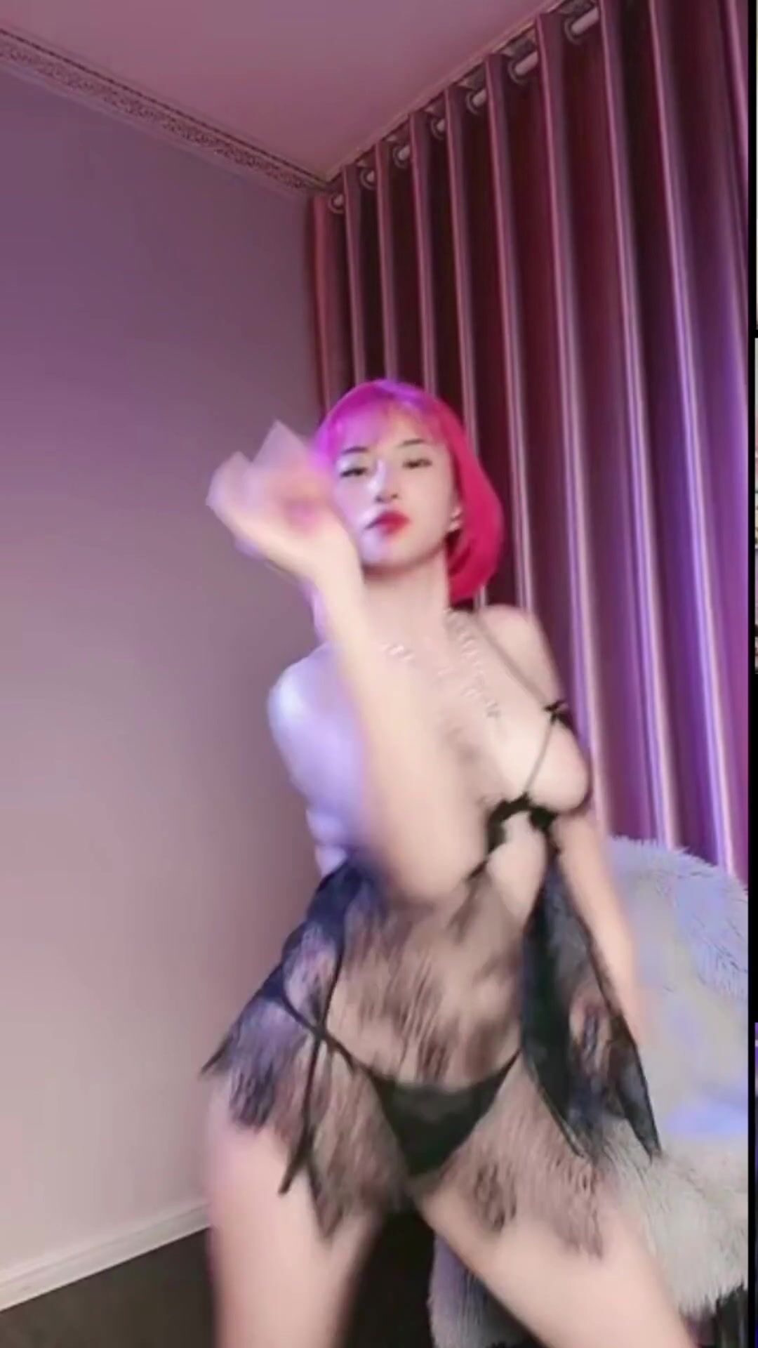 TikTok Ly Ly báo đời nhảy sexy show vú
