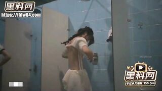 Quay lén mấy em học sinh mới lớn thay đồ ở hồ bơi