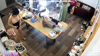 Thay Đồ Tại Shop Quần Áo Nữ