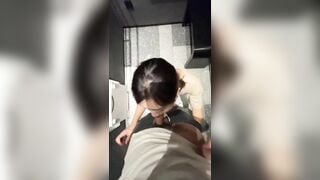 nhân trần bé học sinh trong nhà vệ sinh công cộng