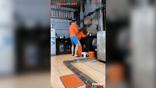 Đang nấu Mì tôm, Bị thh bạn Tụt quần Hấp Dâm Lút Cán xuất tinh đầy lồn