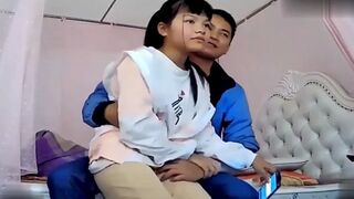 Ông chú già dụ dỗ được em học sinh mới lớn