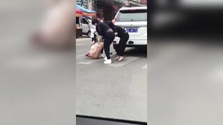 Đánh Ghen Lột Đồ Ở TQ