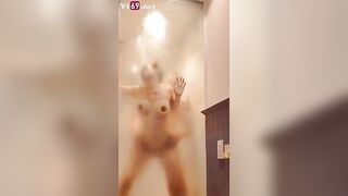 Tưởng nhà đi vắng vào phòng tắm thấy mẹ và bác họ đang địt nhau