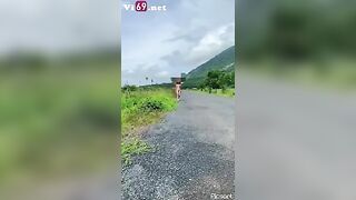 Thua kèo cá độ, em gái phải khoả thân đi khắp làng từ sáng tới đêm