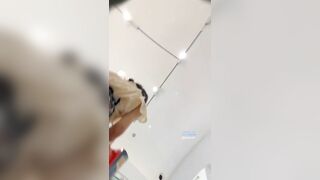 bé học sinh đi siêu thị bị biến thái quay lén dưới váy