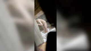 quay lén em hàng xóm tắm chuồng