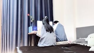 Em Thì Ngồi Làm Bài, Chị Thì Live Show Hàng Thủ Dâm Tập 2