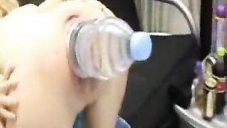Cô gái thủ dâm cái lồn như cái ống cống