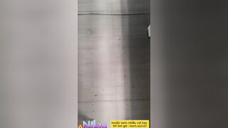 Học sinh ụ nhau trong trường