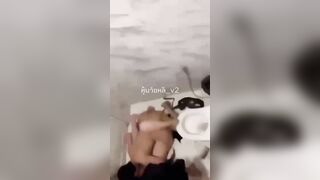 Quay lén 2 em học sinh địt nhau trong nhà về sinh vú to lồn ngon mới lớn