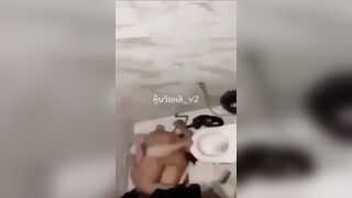 Quay lén 2 em học sinh địt nhau trong nhà về sinh vú to lồn ngon mới lớn