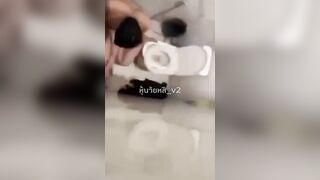 Quay lén 2 em học sinh địt nhau trong nhà về sinh vú to lồn ngon mới lớn