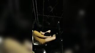 Con bé vừa mới đi đái thì thằng bồ xin được bú lồn