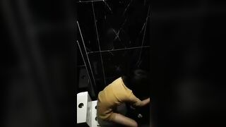 Con bé vừa mới đi đái thì thằng bồ xin được bú lồn