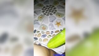 Vừa thủ dâm vừa nói chuyện với người thân trong nhà tắm...!!!