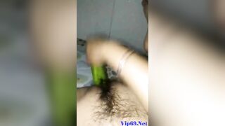 Vừa thủ dâm vừa nói chuyện với người thân trong nhà tắm...!!!