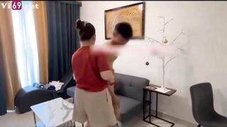 Đến nhà bạn gái để địt nhau, gặp dì bạn nên rủ địt chung