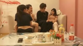 2 thằng lồn dẫn gái về nhà nhậu rồi mỗi thằng đè mỗi em ra chịch tung lồn