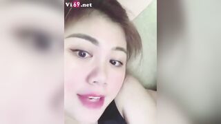 Clip Sex Tâm sự đêm khuya em hồn nhiên chia sẻ chuyện chồng lấy chim ra làm lành mỗi