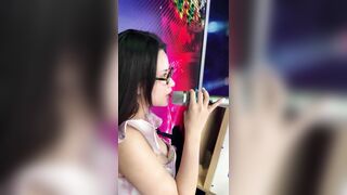 Quay lén em gái lộ vú hát thử mic trong siêu thị