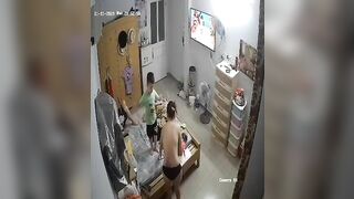 Thằng em út ngơ ngác khi thấy chị 2 nó cởi áo lộ ngực trước mặt nó