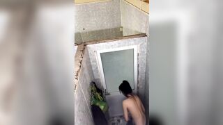 quy lén em học sinh tắm