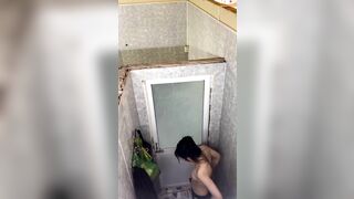 quy lén em học sinh tắm