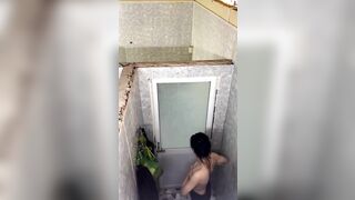 quy lén em học sinh tắm